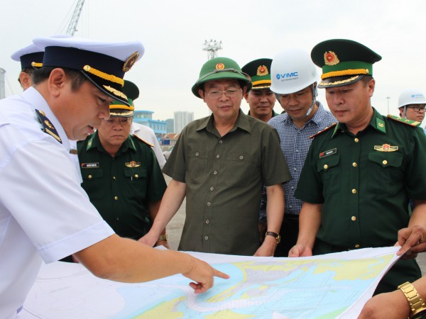 Bộ đội, công an, dân quân giúp người dân Bình Định ứng phó bão Noru