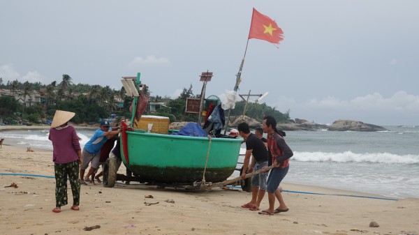 Bộ đội, công an, dân quân giúp người dân Bình Định ứng phó bão Noru