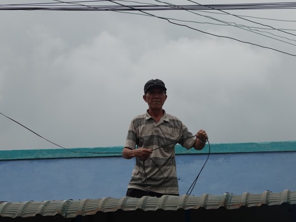 Bộ đội, công an, dân quân giúp người dân Bình Định ứng phó bão Noru