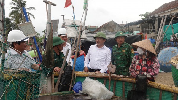Bộ đội, công an, dân quân giúp người dân Bình Định ứng phó bão Noru