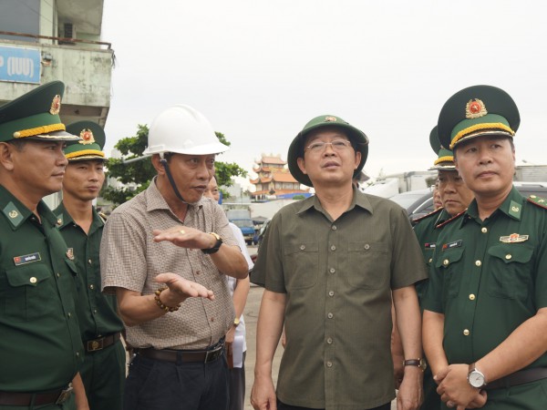 Bộ đội, công an, dân quân giúp người dân Bình Định ứng phó bão Noru