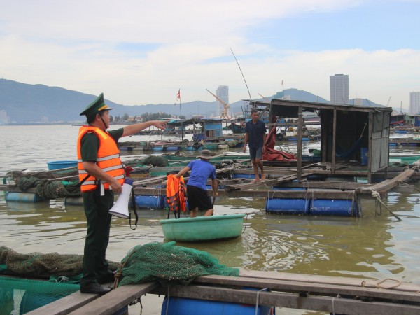 Bộ đội, công an, dân quân giúp người dân Bình Định ứng phó bão Noru