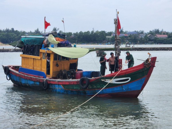 Bão Noru: Quảng Trị đâu cũng thấy chiến sĩ biên phòng giúp dân phòng bão