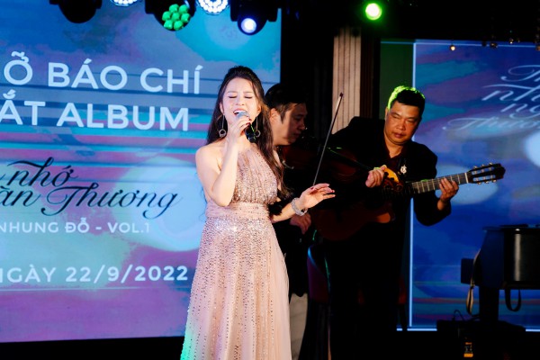 Ca sĩ Hồng Nhung bán được 1.600 album nhạc tiền chiến ngay khi vừa phát hành