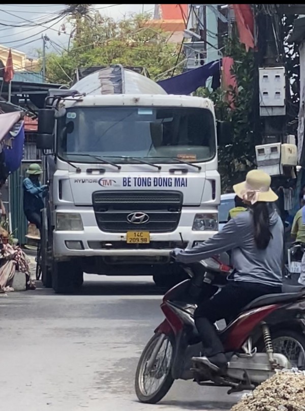 Quảng Ninh: Đoàn xe chở bê tông băm nát đường dân sinh, ô nhiễm môi trường Quảng Ninh: Đoàn xe chở bê tông băm nát đường dân sinh, ô nhiễm môi trường