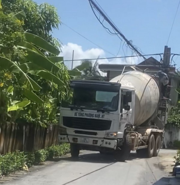 Quảng Ninh: Đoàn xe chở bê tông băm nát đường dân sinh, ô nhiễm môi trường Quảng Ninh: Đoàn xe chở bê tông băm nát đường dân sinh, ô nhiễm môi trường