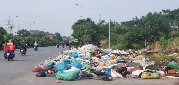 Hà Đông - Hà Nội: Rác, phế thải xây dựng bùa vây phố Nguyễn Trác