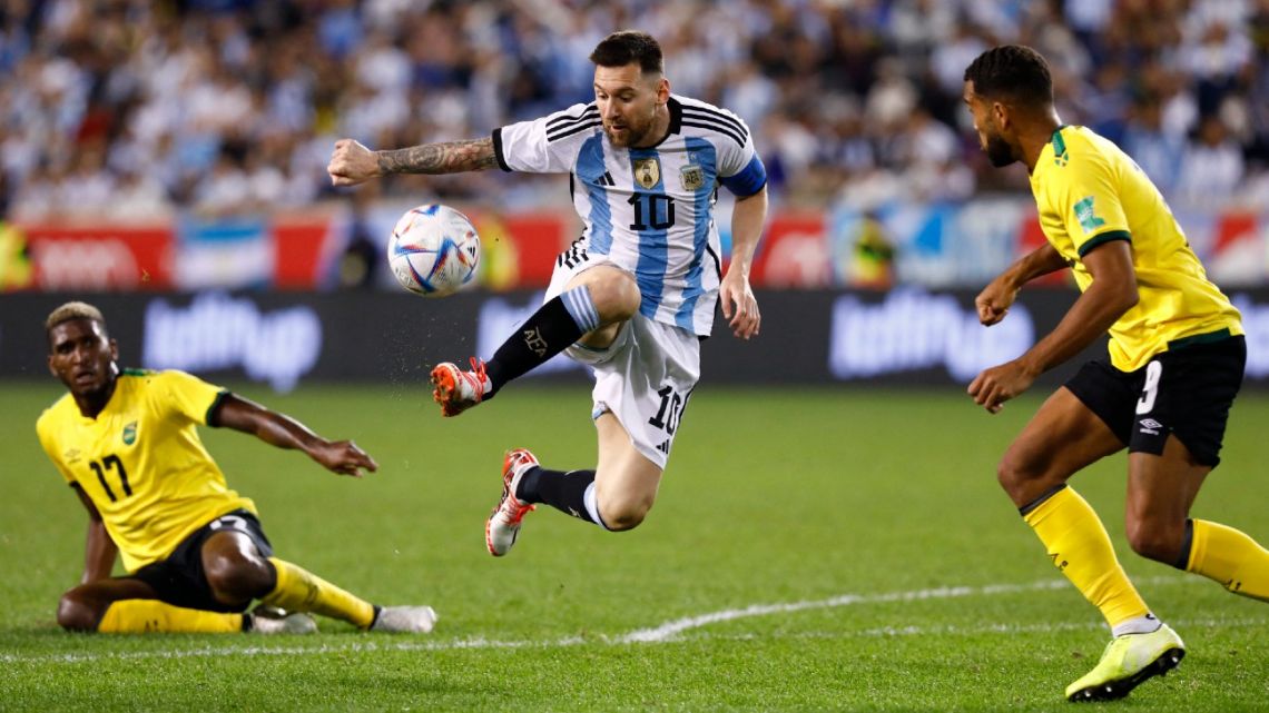 Messi cán mốc 90 bàn thắng cho ĐT Argentina