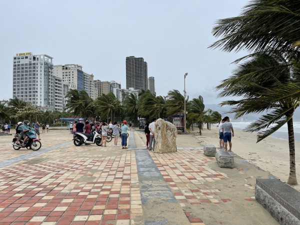 Du khách đổ ra biển Đà Nẵng ngắm cảnh, chụp hình khi bão tan