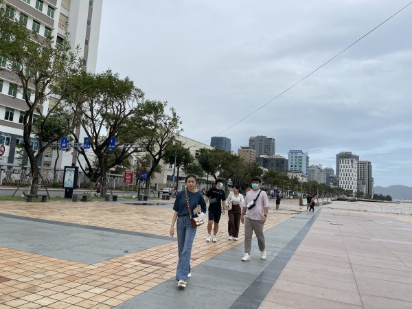 Du khách đổ ra biển Đà Nẵng ngắm cảnh, chụp hình khi bão tan