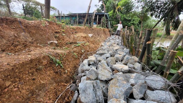 Hà Tĩnh: Mưa lớn kéo dài khiến Bản Rào Tre bị cô lập, nhiều điểm bị sạt lở