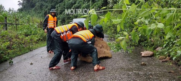 Mưa lớn khiến nhiều khu vực miền núi tại Quảng Bình, Quảng Trị bị chia cắt