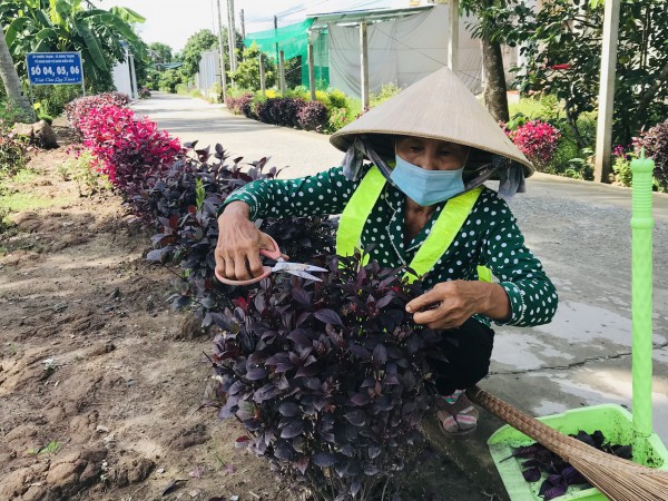 Miệt mài làm đẹp đường quê