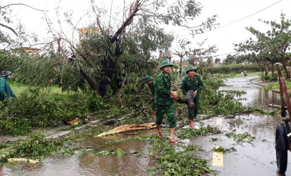 Biên phòng Quảng Nam lội bùn, dầm mưa giúp dân khắc phục thiệt hại sau bão Noru