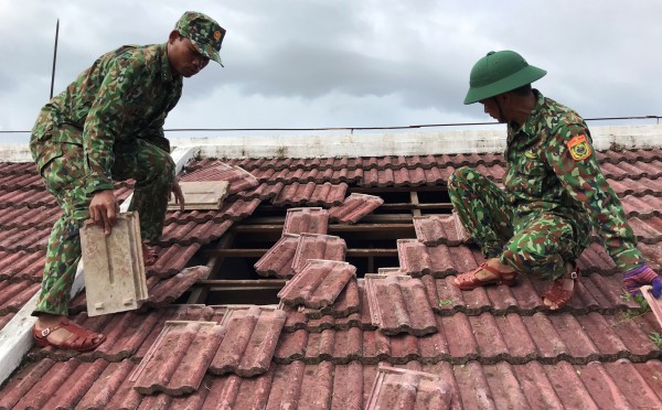 Biên phòng Quảng Nam lội bùn, dầm mưa giúp dân khắc phục thiệt hại sau bão Noru