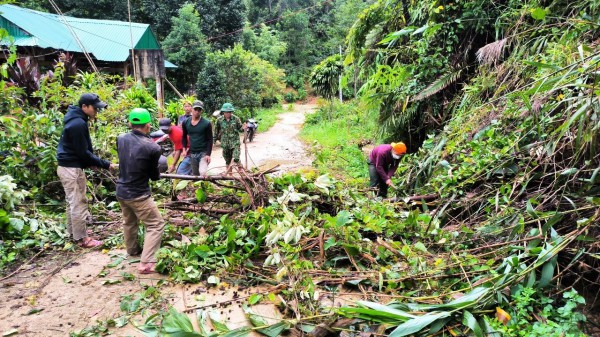 Biên phòng Quảng Nam lội bùn, dầm mưa giúp dân khắc phục thiệt hại sau bão Noru