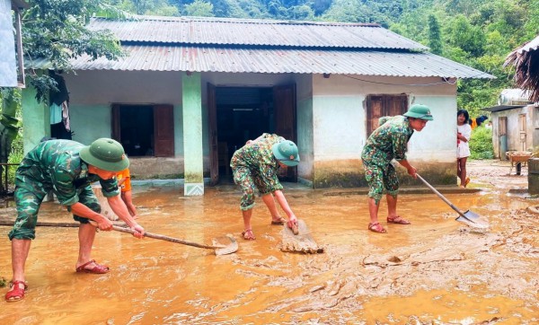 Biên phòng Quảng Nam lội bùn, dầm mưa giúp dân khắc phục thiệt hại sau bão Noru