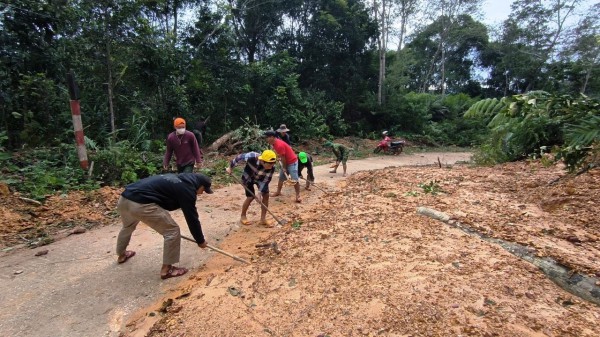 Biên phòng Quảng Nam lội bùn, dầm mưa giúp dân khắc phục thiệt hại sau bão Noru