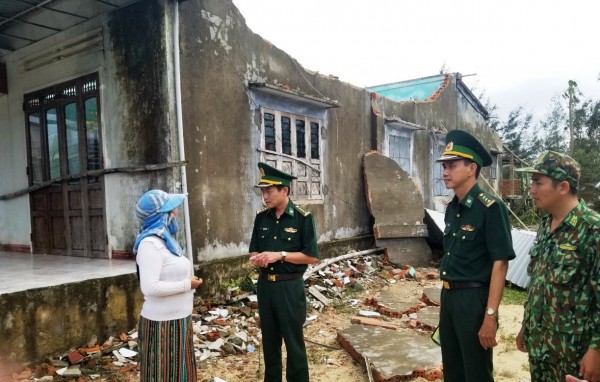 Biên phòng Quảng Nam lội bùn, dầm mưa giúp dân khắc phục thiệt hại sau bão Noru