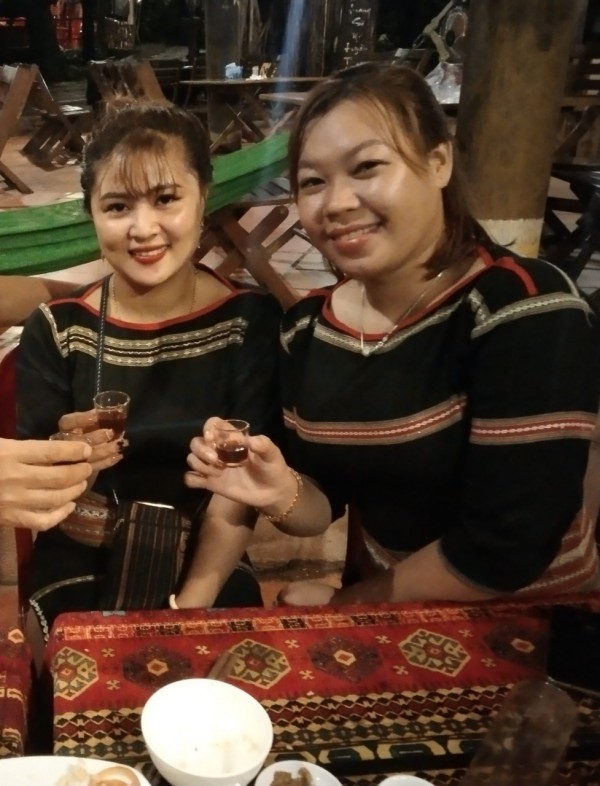 Buôn Đôn, bình minh trên mái nhà sàn…