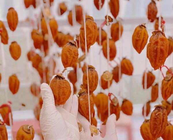 Lên Đà Lạt nhâm nhi món hồng treo gió mọng đỏ
