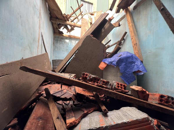 Hai vợ chồng may mắn thoát chết trong gang tấc, đêm bão số 4 Noru quét qua