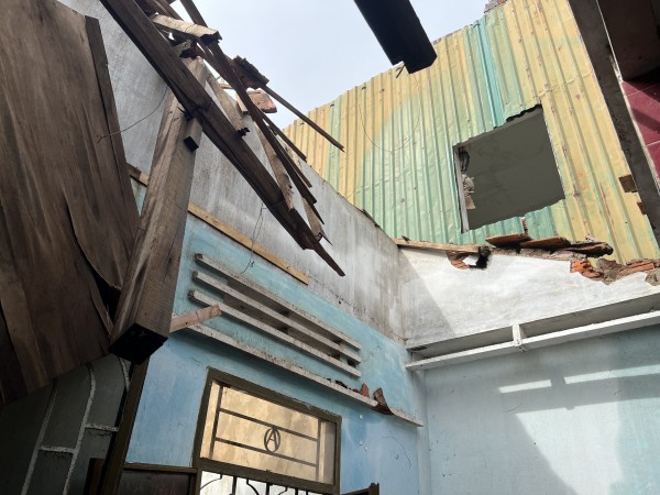 Hai vợ chồng may mắn thoát chết trong gang tấc, đêm bão số 4 Noru quét qua