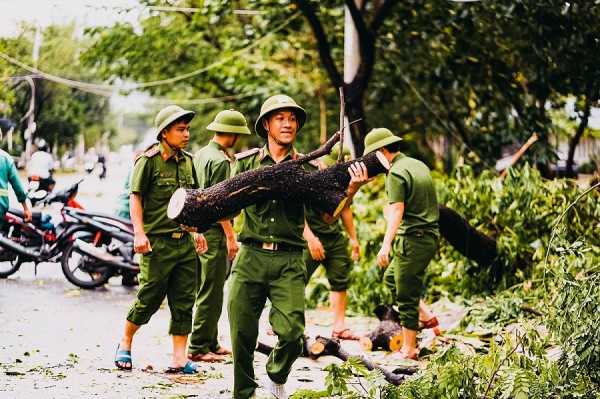 Đà Nẵng: Huy động tổng lực dọn vệ sinh thành phố sau bão Noru