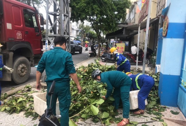 Đà Nẵng: Huy động tổng lực dọn vệ sinh thành phố sau bão Noru