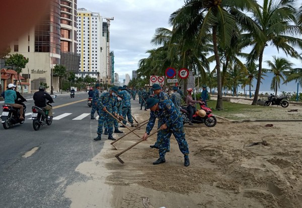 Đà Nẵng: Huy động tổng lực dọn vệ sinh thành phố sau bão Noru