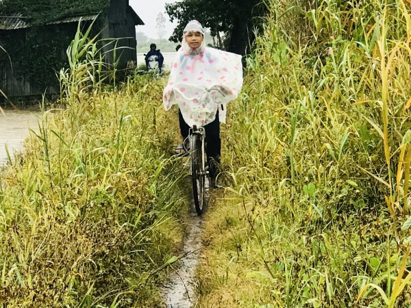 Cậu bé Khmer đốt đèn dầu, băng ruộng đến trường, 8 năm liền là học sinh giỏi