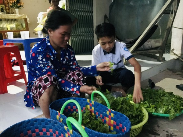 Cậu bé Khmer đốt đèn dầu, băng ruộng đến trường, 8 năm liền là học sinh giỏi