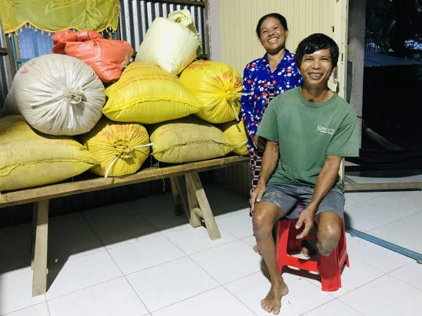 Cậu bé Khmer đốt đèn dầu, băng ruộng đến trường, 8 năm liền là học sinh giỏi