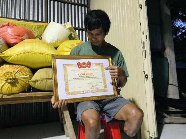 Cậu bé Khmer đốt đèn dầu, băng ruộng đến trường, 8 năm liền là học sinh giỏi