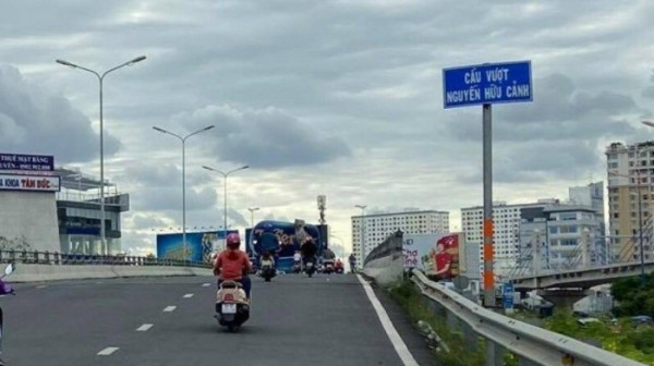 Cầu vượt Nguyễn Hữu Cảnh đứt cáp ngầm, cấm xe lớn lưu thông Cầu vượt Nguyễn Hữu Cảnh đứt cáp ngầm, cấm xe lớn lưu thông