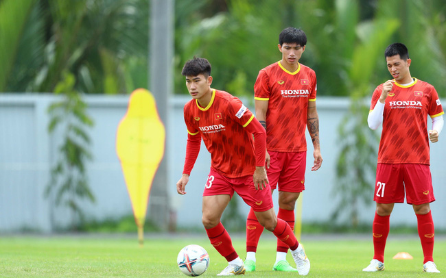 ĐT Việt Nam tích cực tập luyện dù thời tiết không thuận lợi