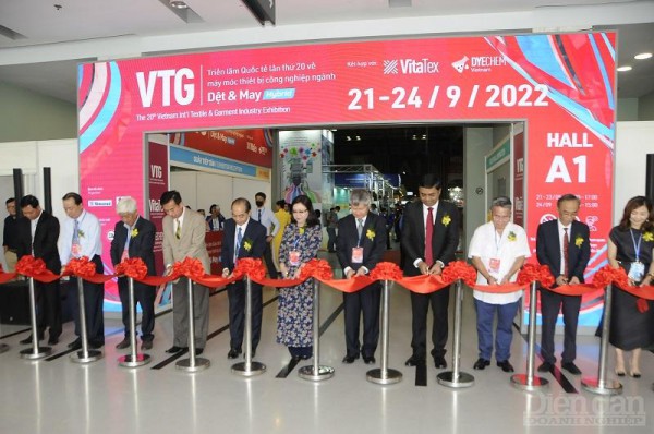 Doanh nghiệp dệt may đang cố gắng duy trì đèn sáng trong xưởng