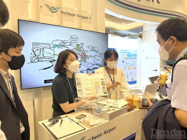 FWC 2022: Gian hàng của Việt Nam thu hút đối tác quốc tế FWC 2022: Gian hàng của Việt Nam thu hút đối tác quốc tế