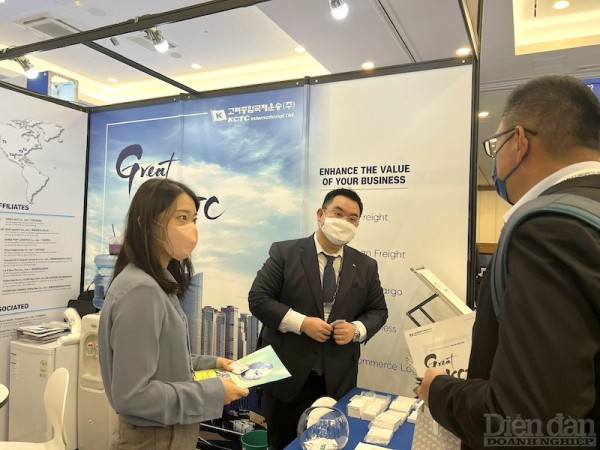 FWC 2022: Gian hàng của Việt Nam thu hút đối tác quốc tế