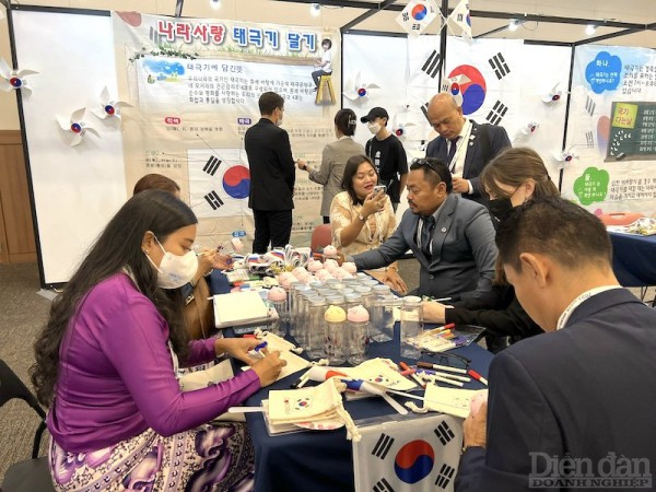 FWC 2022: Gian hàng của Việt Nam thu hút đối tác quốc tế