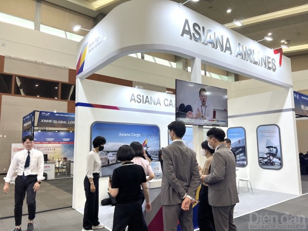 FWC 2022: Gian hàng của Việt Nam thu hút đối tác quốc tế FWC 2022: Gian hàng của Việt Nam thu hút đối tác quốc tế