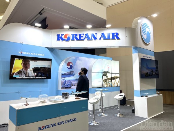 FWC 2022: Gian hàng của Việt Nam thu hút đối tác quốc tế