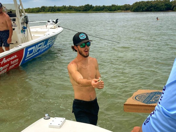 Giao pizza tận… biển