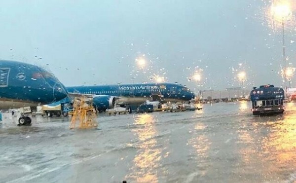 Hủy hàng trăm chuyến bay đi, đến miền Trung do ảnh hưởng bão Noru Hủy hàng trăm chuyến bay đi, đến miền Trung do ảnh hưởng bão Noru