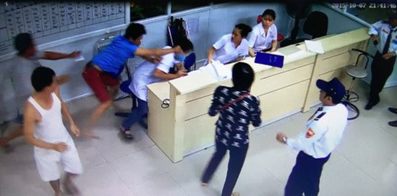 Ngăn chặn bạo hành nhân viên y tế: Cần nhiều giải pháp đồng bộ