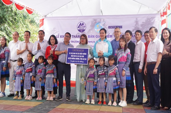 Ngôi trường bằng nhựa tái chế đầu tiên được bàn giao cho trẻ em vùng cao