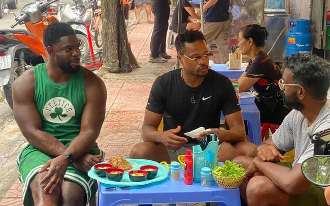 Patrice Evra ngồi ăn chả rươi vỉa hè ở Hà Nội