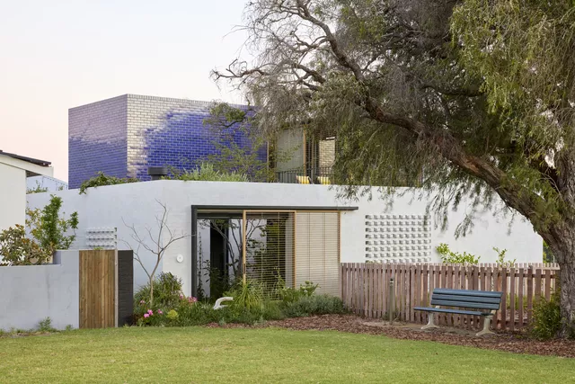 Sống mãi không chán trong ngôi nhà được khoét sân vườn ở giữa, đơn giản mà thoáng đãng khỏi chê - Ảnh 1. Sống mãi không chán trong ngôi nhà được khoét sân vườn ở giữa, đơn giản mà thoáng đãng khỏi chê - Ảnh 1.