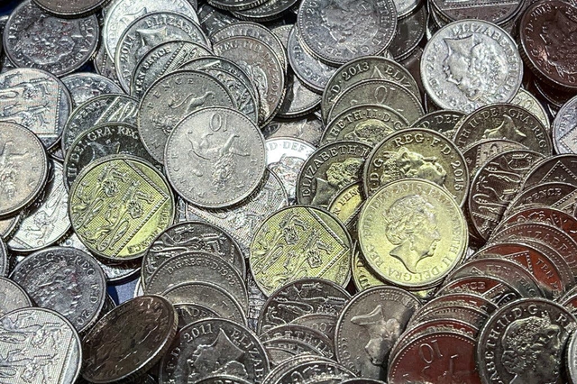 Tại sao Vua Charles III lại in mặt trái lên tiền xu, còn Nữ hoàng Elizabeth II lại là mặt phải? - Ảnh 1. Tại sao Vua Charles III lại in mặt trái lên tiền xu, còn Nữ hoàng Elizabeth II lại là mặt phải? - Ảnh 1.