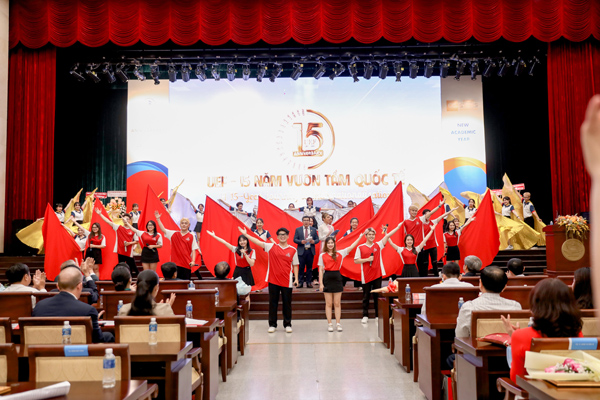 uef-ky-niem-15-nam-thanh-lap-va-khai-giang-nam-hoc-moi-2022-2023